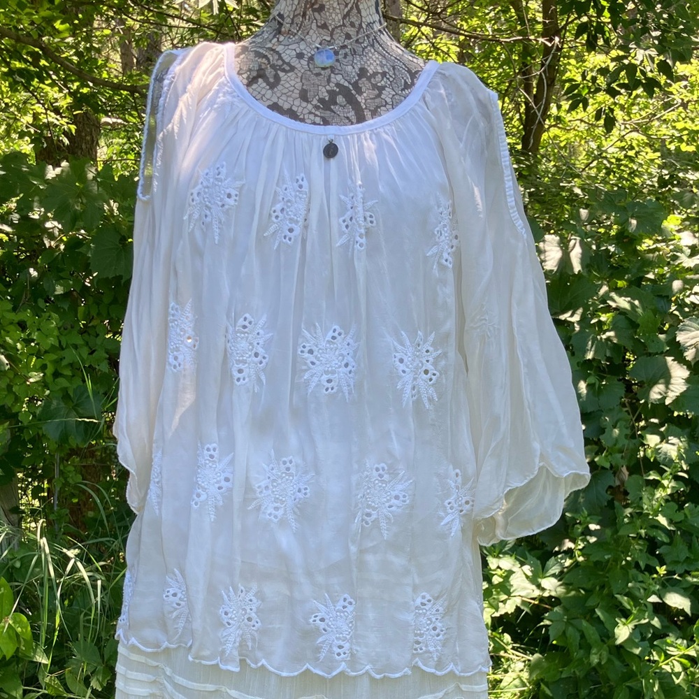 PRETTY! Le Marais blouse, light & breezy, silky, peekaboo shoulders, liner, M